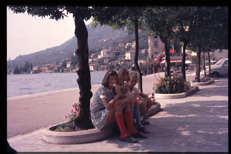 25.Gargnano jul 1975 Brigitte,Marion,Peter.JPG